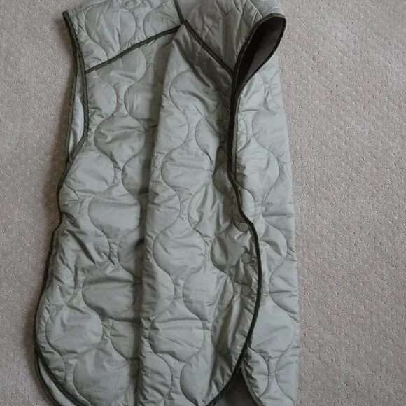 *NWOT* H&M Quilted Liner Lightweight Padded Vest, Sage Green, Size XS/S - Picture 3 of 5